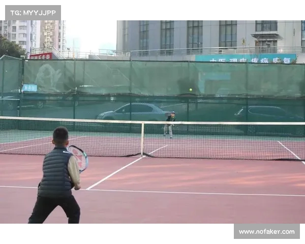 网球比赛精彩转播：顶级选手争锋对决，赛场瞬间聚焦全球目光